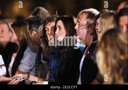 Paul McCartney, Nancy Shevell, Twiggy, James McCartney Teilnahme an der Stella McCartney Ready-to-Wear Frühjahr/Sommer 2012 Show während der Paris Fashion Week in Paris, Frankreich am 3. Oktober 2011. Foto von Thierry Orban/ABACAPRESS.COM Stockfoto