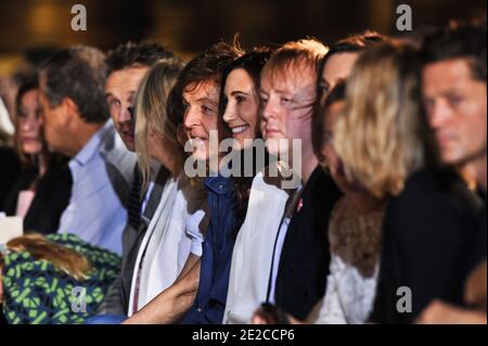 Paul McCartney, Nancy Shevell, James McCartney Teilnahme an der Stella McCartney Ready-to-Wear Frühjahr/Sommer 2012 Show während der Paris Fashion Week in Paris, Frankreich am 3. Oktober 2011. Foto von Thierry Orban/ABACAPRESS.COM Stockfoto