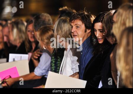 Paul McCartney, Nancy Shevell, Twiggy, James McCartney Teilnahme an der Stella McCartney Ready-to-Wear Frühjahr/Sommer 2012 Show während der Paris Fashion Week in Paris, Frankreich am 3. Oktober 2011. Foto von Thierry Orban/ABACAPRESS.COM Stockfoto