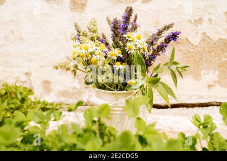 Bouquet von Teeblüten. Kamille, Zitronenmelisse und Minze. Gesunde Ernährung. Morgen im Dorf. Holzhintergrund Stockfoto