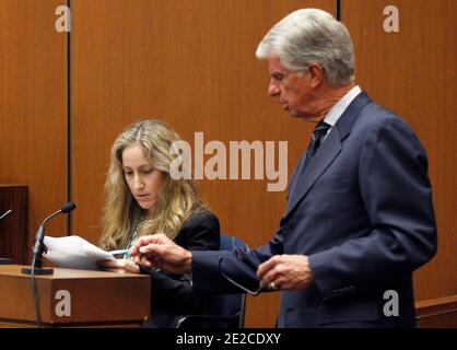 Der Verteidiger J. Michael Flanagan stellt Dr. Richelle Cooper während des Prozesses von Dr. Conrad Murray zum Tod von Popstar Michael Jackson am 03. Oktober 2011 in Los Angeles in Frage. Foto von Mario Anzuoni/Pool/ABACAPRESS.COM Stockfoto