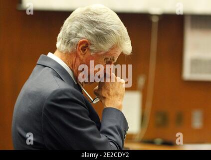 Der Verteidiger J. Michael Flanagan hält inne, als er Dr. Thao Nguyen während des Prozesses von Dr. Conrad Murray zum Tod von Popstar Michael Jackson am 03. Oktober 2011 in Los Angeles befragt. Foto von Mario Anzuoni/Pool/ABACAPRESS.COM Stockfoto