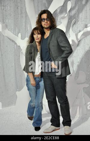 Bambou und ihr Sohn Lulu Gainsbourg besuchen die Chanel Ready-to-Wear Frühjahr / Sommer 2012 Show während der Paris Fashion Week im Grand Palais in Paris, Frankreich am 4. Oktober 2011. Foto von Thierry Orban/ABACAPRESS.COM Stockfoto