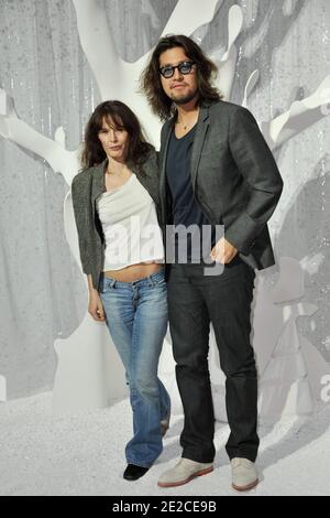 Bambou und ihr Sohn Lulu Gainsbourg besuchen die Chanel Ready-to-Wear Frühjahr / Sommer 2012 Show während der Paris Fashion Week im Grand Palais in Paris, Frankreich am 4. Oktober 2011. Foto von Thierry Orban/ABACAPRESS.COM Stockfoto