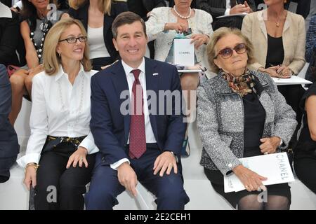 US-Botschafter in Frankreich Charles H. Rivkin, seine Frau Susan Tolson und Bernadette Chirac, die am 4. Oktober 2011 die Chanel Ready-to-Wear Spring/Summer 2012 Show während der Paris Fashion Week im Grand Palais in Paris, Frankreich, besuchen. Foto von Thierry Orban/ABACAPRESS.COM Stockfoto