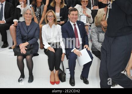 US-Botschafter in Frankreich, Charles H. Rivkin, seine Frau Susan Tolson, Penelope Fillon und Bernadette Chirac, besuchen die Chanel Ready-to-Wear Frühjahr/Sommer 2012 Show während der Paris Fashion Week im Grand Palais in Paris, Frankreich am 4. Oktober 2011. Foto von Thierry Orban/ABACAPRESS.COM Stockfoto