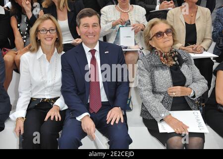 US-Botschafter in Frankreich Charles H. Rivkin, seine Frau Susan Tolson und Bernadette Chirac, die am 4. Oktober 2011 die Chanel Ready-to-Wear Spring/Summer 2012 Show während der Paris Fashion Week im Grand Palais in Paris, Frankreich, besuchen. Foto von Thierry Orban/ABACAPRESS.COM Stockfoto