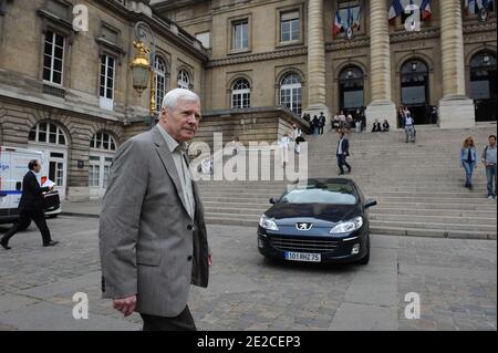 Der Franzose Andre Bamberski im Justizpalast des deutschen Kardiologen Dieter Krombach, der am 4. Oktober 2011 in Paris den Mord an Kalinka Bamberski begangen hat. Das französische Gericht entschied heute, den Prozess gegen den deutschen Arzt fortzusetzen, der beschuldigt wird, seine damals 14-jährige Stieftochter Kalinka Bamberski im Sommer 1982 vergewaltigt und getötet zu haben, während sie mit ihrer Mutter in Krombachs Haus am Bodensee, Süddeutschland, Urlaub machte. Ein Gericht in Deutschland entschied, dass Krombach nicht für den Tod verantwortlich gemacht werden konnte, aber 1995 fand ein Gericht in Paris den Docto Stockfoto