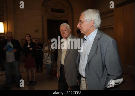 Der Franzose Andre Bamberski im Bild mit seinen Anwälten Laurent de Caunes im Justizpalast des deutschen Kardiologen Dieter Krombach wegen Mordes an Kalinka Bamberski am 4. Oktober 2011 in Paris. Das französische Gericht entschied heute, den Prozess gegen den deutschen Arzt fortzusetzen, der beschuldigt wird, seine damals 14-jährige Stieftochter Kalinka Bamberski im Sommer 1982 vergewaltigt und getötet zu haben, während sie mit ihrer Mutter in Krombachs Haus am Bodensee, Süddeutschland, Urlaub machte. Ein Gericht in Deutschland entschied, dass Krombach nicht für den Tod verantwortlich gemacht werden konnte, sondern im Jahr 19 Stockfoto