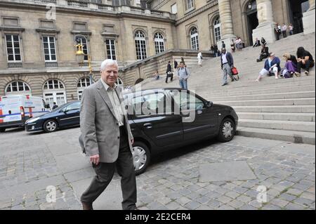 Der Franzose Andre Bamberski im Justizpalast des deutschen Kardiologen Dieter Krombach, der am 4. Oktober 2011 in Paris den Mord an Kalinka Bamberski begangen hat. Das französische Gericht entschied heute, den Prozess gegen den deutschen Arzt fortzusetzen, der beschuldigt wird, seine damals 14-jährige Stieftochter Kalinka Bamberski im Sommer 1982 vergewaltigt und getötet zu haben, während sie mit ihrer Mutter in Krombachs Haus am Bodensee, Süddeutschland, Urlaub machte. Ein Gericht in Deutschland entschied, dass Krombach nicht für den Tod verantwortlich gemacht werden konnte, aber 1995 fand ein Gericht in Paris den Docto Stockfoto