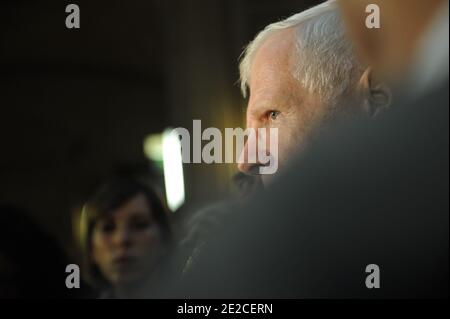 Der Franzose Andre Bamberski im Justizpalast des deutschen Kardiologen Dieter Krombach, der am 4. Oktober 2011 in Paris den Mord an Kalinka Bamberski begangen hat. Das französische Gericht entschied heute, den Prozess gegen den deutschen Arzt fortzusetzen, der beschuldigt wird, seine damals 14-jährige Stieftochter Kalinka Bamberski im Sommer 1982 vergewaltigt und getötet zu haben, während sie mit ihrer Mutter in Krombachs Haus am Bodensee, Süddeutschland, Urlaub machte. Ein Gericht in Deutschland entschied, dass Krombach nicht für den Tod verantwortlich gemacht werden konnte, aber 1995 fand ein Gericht in Paris den Docto Stockfoto