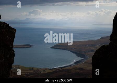 Flodigarry Bay, in der Nähe von staffin Bay, Isle of Skye, im Frühling mit Schnee Berge von Wester Ross im Hintergrund begrenzt. Stockfoto