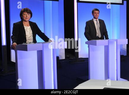 (LtoR) Französische Kandidaten für die Vorwahlen der Sozialistischen Partei (PS) 2011 Martine 2012 Aubry und Manuel Valls nehmen am 5. Oktober 2011 an einer Fernsehdebatte auf dem französischen Fernsehsender BFMTV, Paris, Frankreich, Teil. Foto von Christophe Guibbaud/ABACAPRESS.COM Stockfoto