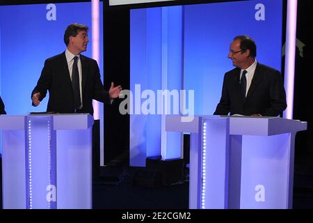 (LtoR) Französische Kandidaten für die Vorwahlen der Sozialistischen Partei (PS) 2011 Arnaud 2012 Montebourg und Francois Hollande nehmen am 5. Oktober 2011 an einer Fernsehdebatte auf dem französischen Fernsehsender BFMTV, Paris, Frankreich Teil. Foto von Christophe Guibbaud/ABACAPRESS.COM Stockfoto