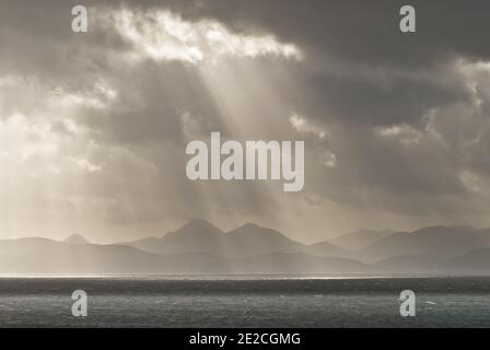 Stürmischer Blick auf die rote Cuillin, Isle of Skye, von der Halbinsel Applecross aus gesehen, Torridon, Wester Ross, Teil des Touristenpfades North Coast 500. Stockfoto