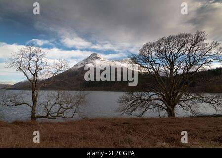 Der Pap of Glencoe (Sgorr na Ciche) mit einer Schneedecke, von der Nordseite des Loch Leven, Lochaber, Schottland. Stockfoto