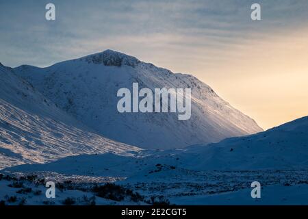 Die nördlichen Hänge von Buachaille Etive Mor fangen später Wintersonnenlicht, Glencoe, Schottland. Der Osthang von Stob nan Cabar ist im Vordergrund. Stockfoto