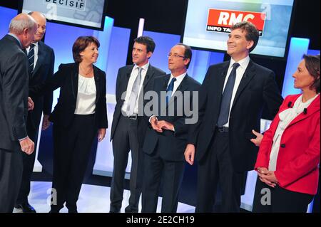 Französische Kandidaten für die Vorwahlen der Sozialistischen Partei (PS) 2011 vor der Präsidentschaftswahl in Frankreich 2012 sehen Martine Aubry, Manuel Valls, Michel Baylet, Arnaud Montebourg, Francois Hollande und Segolene Royal am 5. Oktober 2011 in Paris eine Fernsehdebatte im französischen Fernsehsender BFMTV. Foto von Christophe Guibbaud/ABACAPRESS.COM Stockfoto