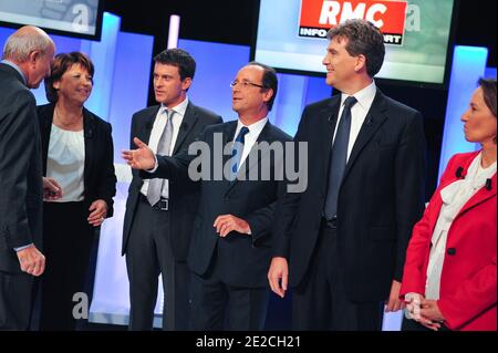 Französische Kandidaten für die Vorwahlen der Sozialistischen Partei (PS) 2011 vor der Präsidentschaftswahl in Frankreich 2012 sehen Martine Aubry, Manuel Valls, Michel Baylet, Arnaud Montebourg, Francois Hollande und Segolene Royal am 5. Oktober 2011 in Paris eine Fernsehdebatte im französischen Fernsehsender BFMTV. Foto von Christophe Guibbaud/ABACAPRESS.COM Stockfoto