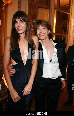 Lou Doillon und ihre Mutter Jane Birkin beim "ANDAM Diner Fashion Award", der am 5. Oktober 2011 im Kulturministerium in Paris, Frankreich, stattfand. Foto von Denis Guignebourg/ABACAPRESS.COM? Stockfoto