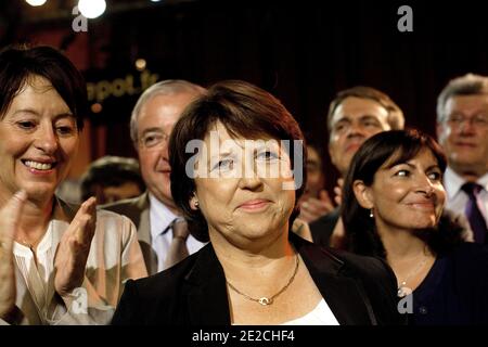 Martine Aubry, die Bürgermeisterin von Lille und Kandidatin für die Vorwahlen der Sozialistischen Partei Frankreichs (PS) für die Präsidentschaftswahlen 2012, flankiert von Adeline Hazan, Jean-Paul Huchon und Anne Hidalgo, hält nach der dritten Fernsehdebatte mit den anderen sozialistischen Kandidaten in Paris, Frankreich, eine Rede in einem Pub l'Entrepot. Am 5. Oktober 2011. Foto von Stephane Lemouton/ABACAPRESS.COM Stockfoto