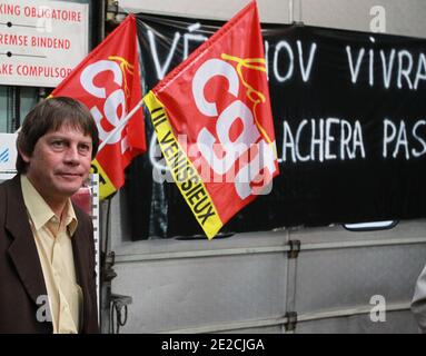 Der französische Gewerkschaftsführer der CGT, Bernard Thibault, unterstützt ehemalige Mitarbeiter des Veninov-Unternehmens, die am 7. Oktober 2011 in Venissieux (Lyon) Frankreich seit zwei Monaten streikend sind. Foto von Vincent Dargent/ABACAPRESS.COM Stockfoto