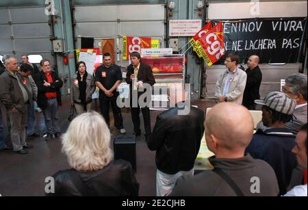 Der französische Gewerkschaftsführer der CGT, Bernard Thibault, unterstützt ehemalige Mitarbeiter des Veninov-Unternehmens, die am 7. Oktober 2011 in Venissieux (Lyon) Frankreich seit zwei Monaten streikend sind. Foto von Vincent Dargent/ABACAPRESS.COM Stockfoto