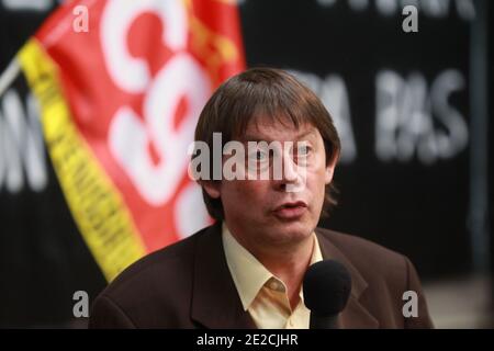 Der französische Gewerkschaftsführer der CGT, Bernard Thibault, unterstützt ehemalige Mitarbeiter des Veninov-Unternehmens, die am 7. Oktober 2011 in Venissieux (Lyon) Frankreich seit zwei Monaten streikend sind. Foto von Vincent Dargent/ABACAPRESS.COM Stockfoto