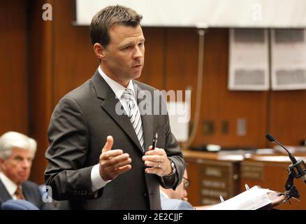 Der stellvertretende Bezirksstaatsanwalt David Walgren befragt LAPD-Detektiv Scott Smith während des Prozesses von Dr. Conrad Murray zum Tod von Popstar Michael Jackson am 07. Oktober 2011 in Los Angeles. Foto von Mario Anzuoni/Pool/ABACAPRESS.COM Stockfoto