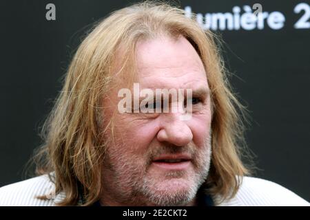 Der französische Schauspieler Gerard Depardieu posiert, nachdem er vom Prix Lumiere für seine illustre carrer während der dritten Auflage des Lumiere Filmfestivals in Lyon, Frankreich, am 9. Oktober 2011 ausgezeichnet wurde. Foto von Vincent Dargent/ABACAPRESS.COM Stockfoto