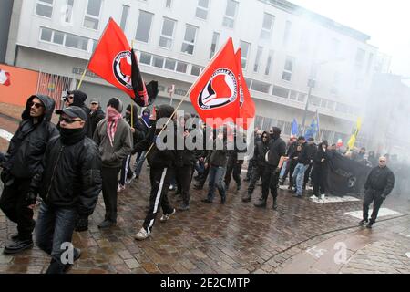 Einige der 600 französischen und belgischen rechtsextremen Demonstranten rufen am 8. Oktober 2011 Slogans auf, als sie an einem Protest in Lille, Nordfrankreich, teilnehmen. Foto von Sylvain Lefevre/ABACAPRESS.COM Stockfoto