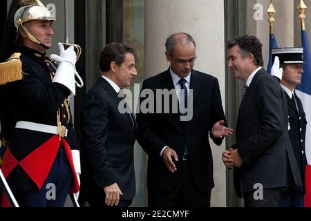 Der französische Präsident Nicolas Sarkozy begrüßt Andorras Regierungschef Antoni Marti Petit und den Parlamentspräsidenten Vicenc Mateu Zamora vor einem Treffen im Elysee-Palast in Paris am 10. Oktober 2011. Foto von Stephane Lemouton/ABACAPRESS.COM Stockfoto