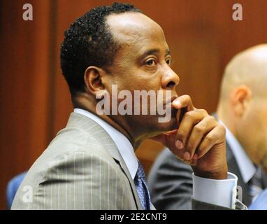 Dr. Conrad Murray hört zu, als sein Verteidiger Ed Chernoff Cross LAPD Det untersucht. Scott Smith während seines Todesverfahrens gegen Popstar Michael Jackson am 11. Oktober 2011 in Los Angeles. Foto von Robyn Beck/Pool/ABACAUSA.COM Stockfoto