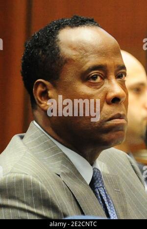 Dr. Conrad Murray hört zu, als sein Verteidiger Ed Chernoff Cross LAPD Det untersucht. Scott Smith während seines Todesverfahrens gegen Popstar Michael Jackson am 11. Oktober 2011 in Los Angeles. Foto von Robyn Beck/Pool/ABACAUSA.COM Stockfoto