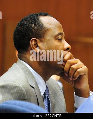 Dr. Conrad Murray hört zu, als sein Verteidiger Ed Chernoff Cross LAPD Det untersucht. Scott Smith während seines Todesverfahrens gegen Popstar Michael Jackson am 11. Oktober 2011 in Los Angeles. Foto von Robyn Beck/Pool/ABACAUSA.COM Stockfoto