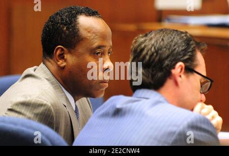 Dr. Conrad Murray hört zu, als sein Verteidiger Ed Chernoff Cross LAPD Det untersucht. Scott Smith während seines Todesverfahrens gegen Popstar Michael Jackson am 11. Oktober 2011 in Los Angeles. Foto von Robyn Beck/Pool/ABACAUSA.COM Stockfoto