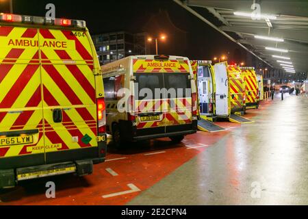 Selly Oak, Birmingham, Großbritannien. Krankenwagen stehen am Abend vor dem Queen Elizabeth Hospital in Birmingham an einem Tag an, an dem Großbritannien den höchsten Anstieg von Covid 19 Todesfällen meldet. Kredit: Peter Lopeman/Alamy Live Nachrichten Stockfoto