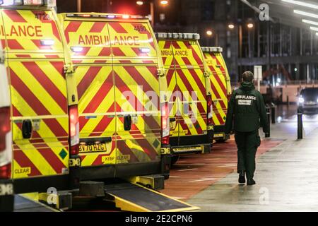 Selly Oak, Birmingham, Großbritannien. Krankenwagen stehen am Abend vor dem Queen Elizabeth Hospital in Birmingham an einem Tag an, an dem Großbritannien den höchsten Anstieg von Covid 19 Todesfällen meldet. Kredit: Peter Lopeman/Alamy Live Nachrichten Stockfoto