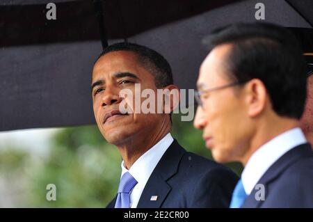 US-Präsident Barack Obama spricht neben dem südkoreanischen Präsidenten Lee Myung-bak während einer Ankunftszeremonie auf dem South Lawn des Weißen Hauses in Washington, D.C., am 13. Oktober 2011. Foto von Kevin Dietsch/ABACAUSA.COM Stockfoto