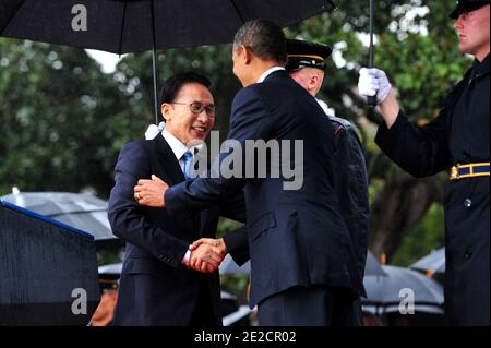 US-Präsident Barack Obama begrüßt den südkoreanischen Präsidenten Lee Myung-bak während einer Ankunftszeremonie auf dem South Lawn des Weißen Hauses in Washington, D.C., am 13. Oktober 2011. Foto von Kevin Dietsch/ABACAUSA.COM Stockfoto