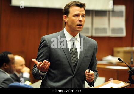 Der stellvertretende Bezirksstaatsanwalt David Walgren deutet während des Prozesses von Dr. Conrad Murray zum Tod von Popstar Michael Jackson am 13. Oktober 2011 in Los Angeles. Foto von Robyn Beck/Pool/ABACAPRESS.COM Stockfoto