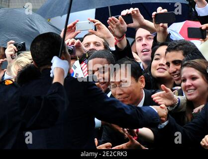 US-Präsident Barack Obama begrüßt den Gast bei einer Begrüßungszeremonie für den südkoreanischen Präsidenten Lee Myung-bak am 13. Oktober 2011 auf dem South Lawn des Weißen Hauses in Washington, D.C.. Foto von Kevin Dietsch/Pool/ABACAPRESS.COM Stockfoto