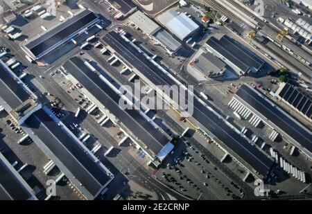 Ein wirklicher Blick auf das Dach des Saint-Charles-Marktes, der kürzlich am 13. Oktober 2011 in Perpignan, Frankreich, von Photovoltaik-Solarzellen bedeckt wurde. Foto von Michel Clementz/ABACAPRESS.COM Stockfoto