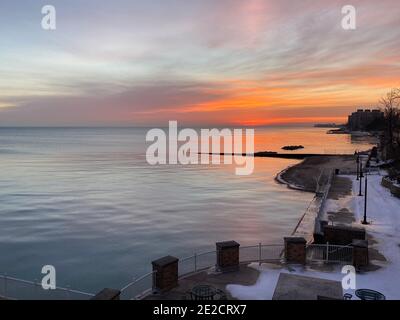 Lake Michigan Sonnenaufgang im Winter - Blick vom Kenilworth Beach in Illinois. Stockfoto