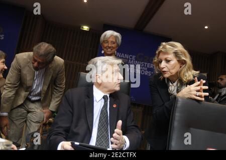 IWF-Chefin Christine Lagarde und Präsident der Europäischen Zentralbank Jean-Claude Trichet im Bild beim Finanzministerium in Paris, Frankreich am 15. Oktober 2011 vor dem G20-Treffen der Finanzminister und Zentralbankpräsidenten. Finanzminister und Notenbankgouverneure der führenden Volkswirtschaften der Welt treffen sich in Paris, um zu diskutieren, wie Griechenland vor dem Bankrott gerettet werden kann. Foto von Hamilton/Pool/ABACAPRESS.COM Stockfoto