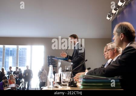 Der französische Finanzminister Francois Baroin hält am 15. Oktober eine Pressekonferenz in der Nähe des zweiten Abgeordneten der französischen Zentralbank Jean-Pierre Landau, des Gouverneurs der französischen Zentralbank Christian Noyer, des Generaldirektors der Generaldirektion für Finanzen und Wirtschaftspolitik (DGTPE) Ramon Fernandez im französischen Finanzministerium in Paris, Frankreich, ab. 2011 am zweiten Tag und am Ende des G20-Treffens der Finanzminister und Zentralbankpräsidenten. Finanzminister und Notenbankgouverneure der führenden Volkswirtschaften der Welt treffen sich in Paris, um zu diskutieren, wie Griechenland vor dem Bankrott gerettet werden kann. Foto von Stephane Le Stockfoto