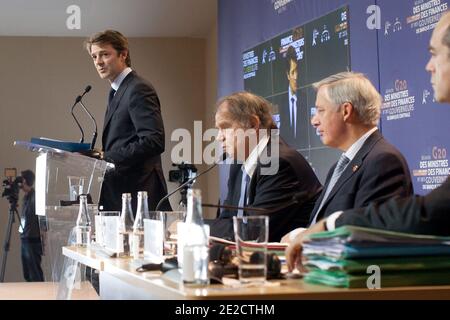 Der französische Finanzminister Francois Baroin hält am 15. Oktober eine Pressekonferenz in der Nähe des zweiten Abgeordneten der französischen Zentralbank Jean-Pierre Landau, des Gouverneurs der französischen Zentralbank Christian Noyer, des Generaldirektors der Generaldirektion für Finanzen und Wirtschaftspolitik (DGTPE) Ramon Fernandez im französischen Finanzministerium in Paris, Frankreich, ab. 2011 am zweiten Tag und am Ende des G20-Treffens der Finanzminister und Zentralbankpräsidenten. Finanzminister und Notenbankgouverneure der führenden Volkswirtschaften der Welt treffen sich in Paris, um zu diskutieren, wie Griechenland vor dem Bankrott gerettet werden kann. Foto von Stephane Le Stockfoto