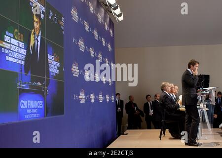 Der französische Finanzminister Francois Baroin hält am 15. Oktober eine Pressekonferenz in der Nähe des zweiten Abgeordneten der französischen Zentralbank Jean-Pierre Landau, des Gouverneurs der französischen Zentralbank Christian Noyer, des Generaldirektors der Generaldirektion für Finanzen und Wirtschaftspolitik (DGTPE) Ramon Fernandez im französischen Finanzministerium in Paris, Frankreich, ab. 2011 am zweiten Tag und am Ende des G20-Treffens der Finanzminister und Zentralbankpräsidenten. Finanzminister und Notenbankgouverneure der führenden Volkswirtschaften der Welt treffen sich in Paris, um zu diskutieren, wie Griechenland vor dem Bankrott gerettet werden kann. Foto von Stephane Le Stockfoto