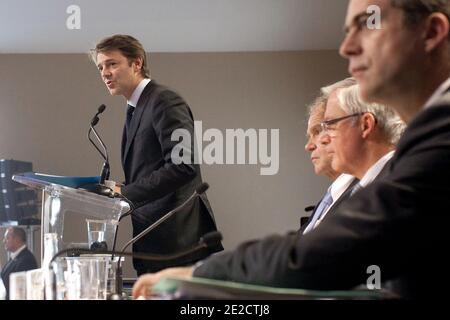 Der französische Finanzminister Francois Baroin hält am 15. Oktober eine Pressekonferenz in der Nähe des zweiten Abgeordneten der französischen Zentralbank Jean-Pierre Landau, des Gouverneurs der französischen Zentralbank Christian Noyer, des Generaldirektors der Generaldirektion für Finanzen und Wirtschaftspolitik (DGTPE) Ramon Fernandez im französischen Finanzministerium in Paris, Frankreich, ab. 2011 am zweiten Tag und am Ende des G20-Treffens der Finanzminister und Zentralbankpräsidenten. Finanzminister und Notenbankgouverneure der führenden Volkswirtschaften der Welt treffen sich in Paris, um zu diskutieren, wie Griechenland vor dem Bankrott gerettet werden kann. Foto von Stephane Le Stockfoto