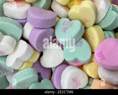 Schüssel mit pastellfarbenen Süßigkeiten Gespräch Herzen für Valentinstag. Stockfoto